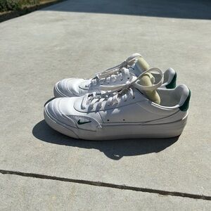 Low rise white Nike sneakers